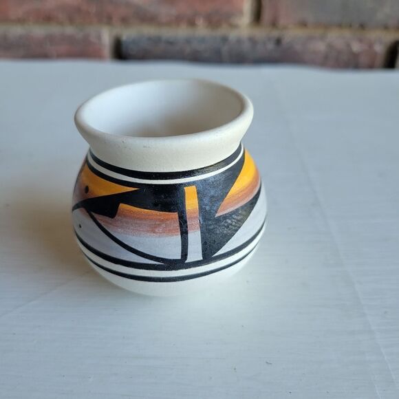 Vintage Native American Signed small Southwestern Pottery Vessel - Picture 3 of 10